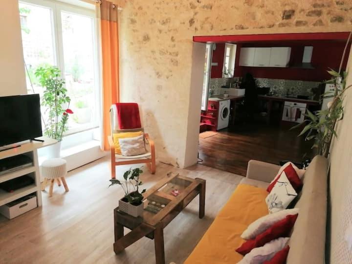 Appartement Rouge Avec Jardin Eymoutiers  Kültér fotó